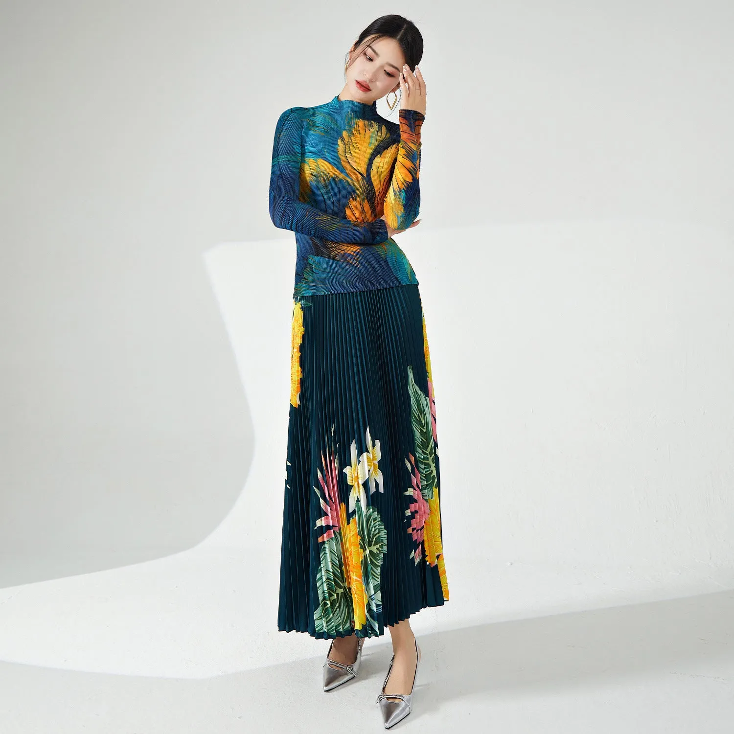 2025 Early spring new suit women's fashion high-end women's clothing printed semi-turtleneck long-sleeved T-shirt skirt pleated two-piece set