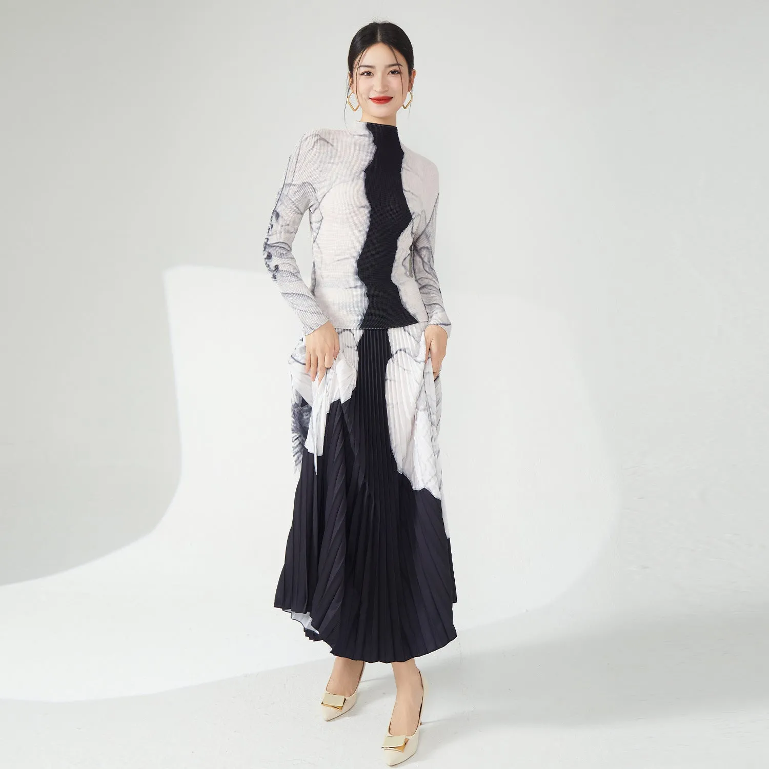 2025 Fashion women's clothing high-end sense light luxury pleated suit design sense niche smudged national style top pleated skirt two-piece set