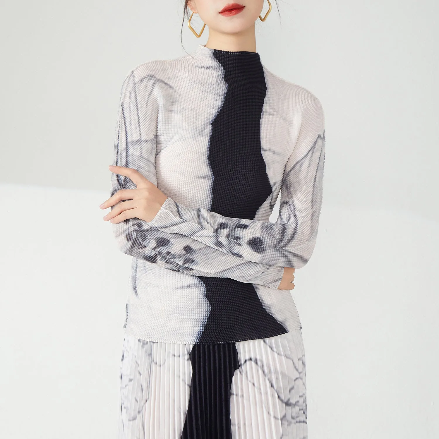 2025 Fashion women's clothing high-end sense light luxury pleated suit design sense niche smudged national style top pleated skirt two-piece set