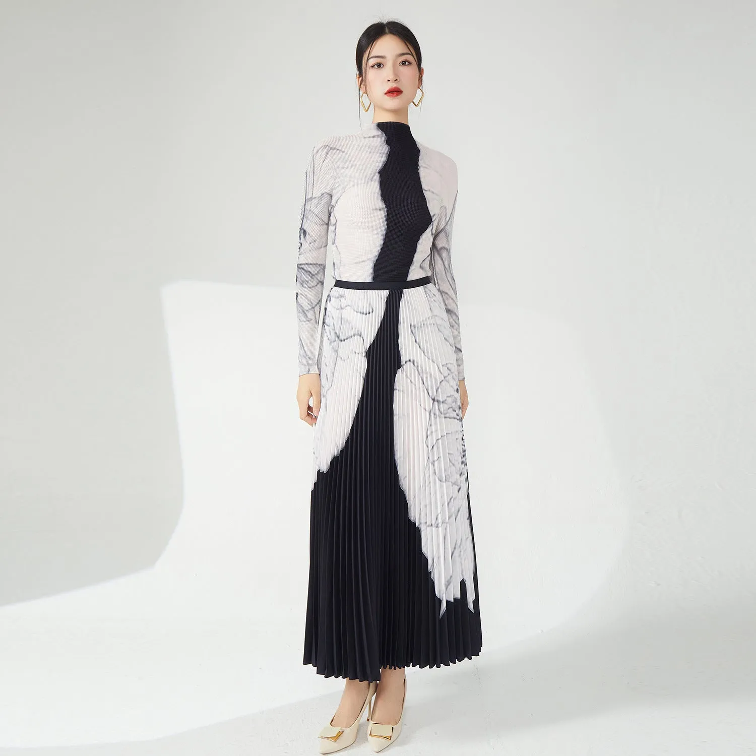 2025 Fashion women's clothing high-end sense light luxury pleated suit design sense niche smudged national style top pleated skirt two-piece set