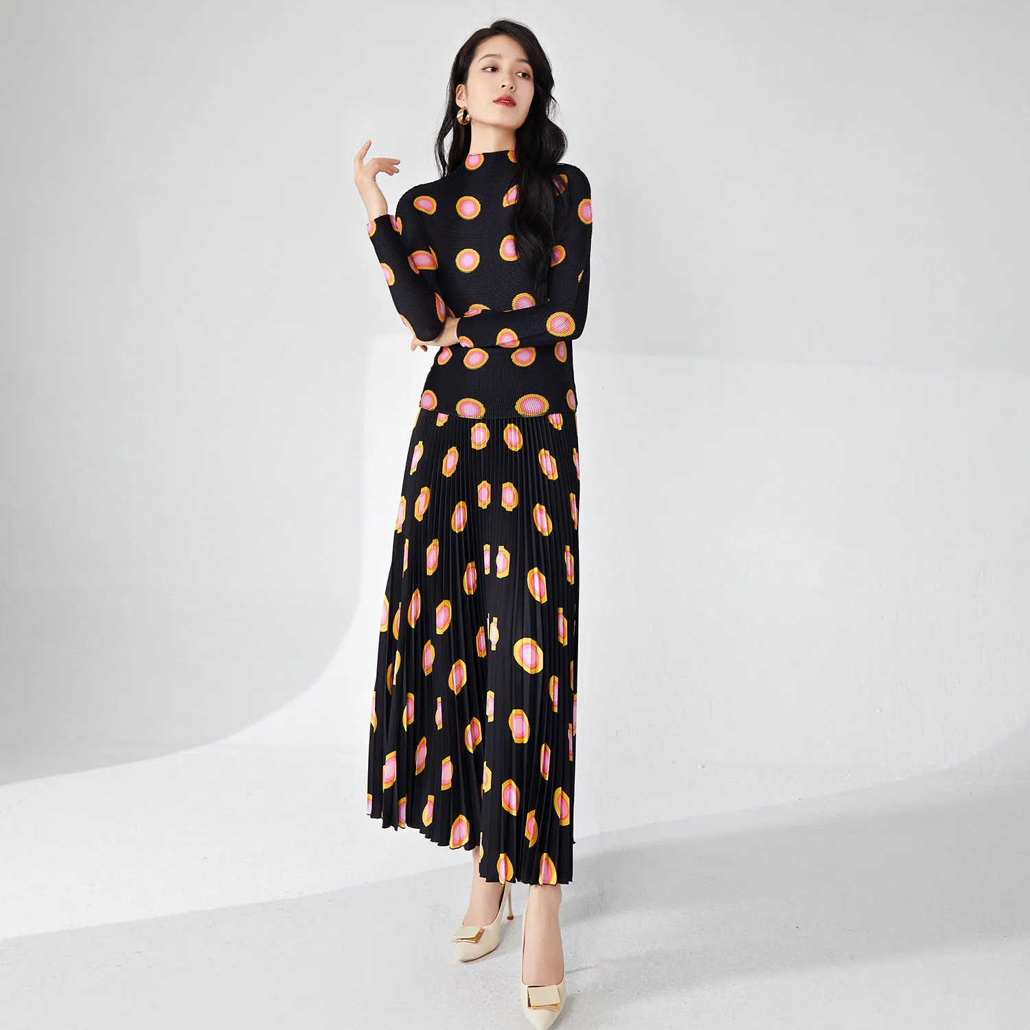 2025 Pleated spring wear suit, new women's clothing, circle slim-fitting long-sleeved top, drape skirt temperament two-piece set