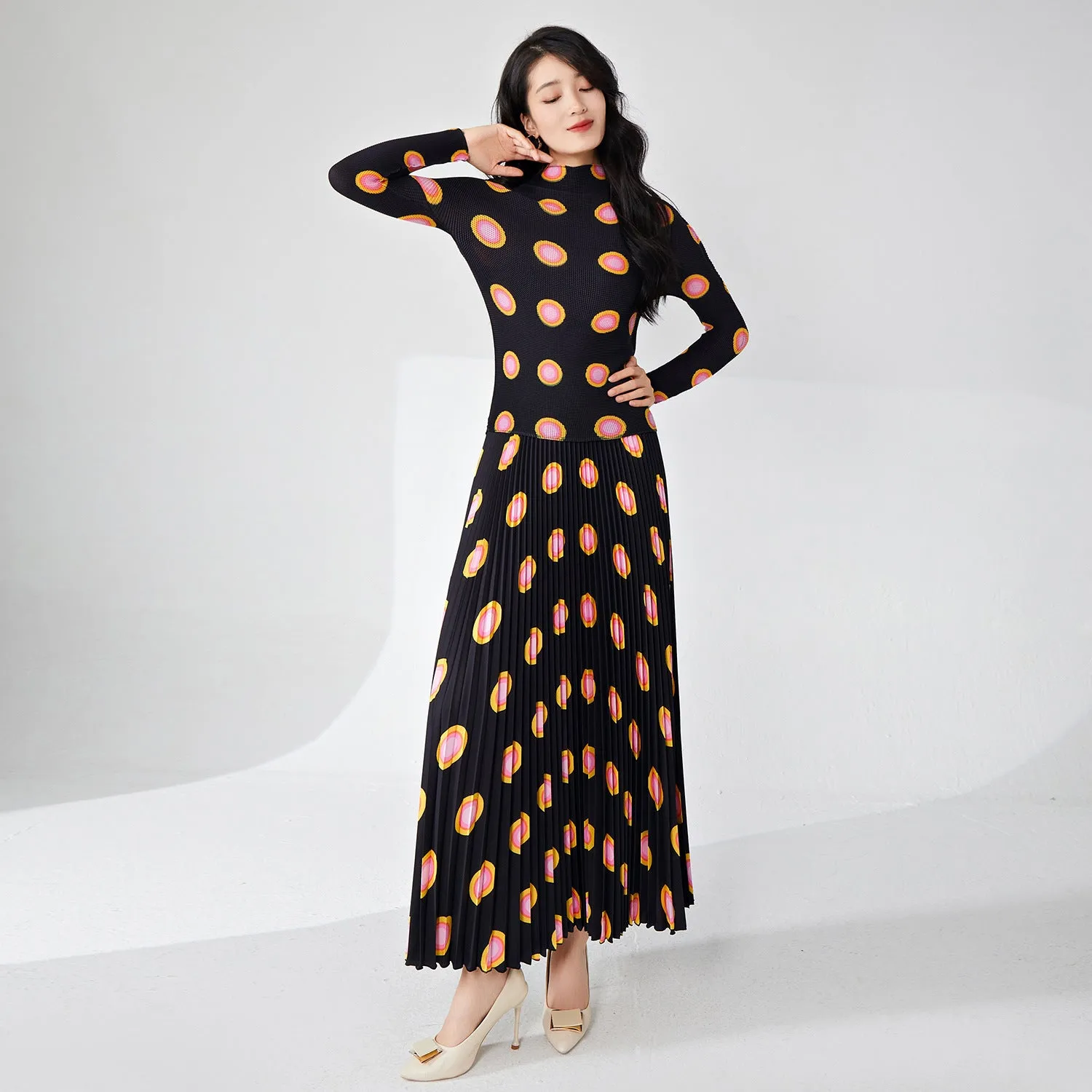 2025 Pleated spring wear suit, new women's clothing, circle slim-fitting long-sleeved top, drape skirt temperament two-piece set