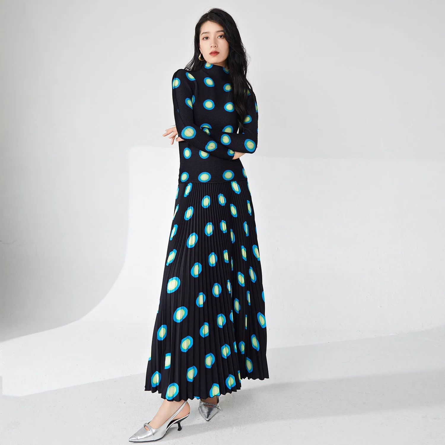 2025 Pleated spring wear suit, new women's clothing, circle slim-fitting long-sleeved top, drape skirt temperament two-piece set
