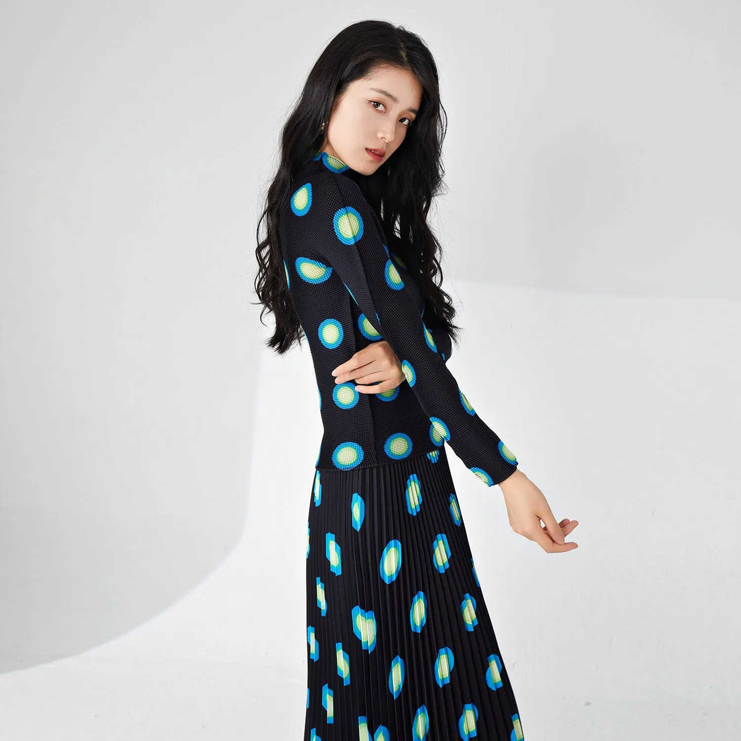 2025 Pleated spring wear suit, new women's clothing, circle slim-fitting long-sleeved top, drape skirt temperament two-piece set