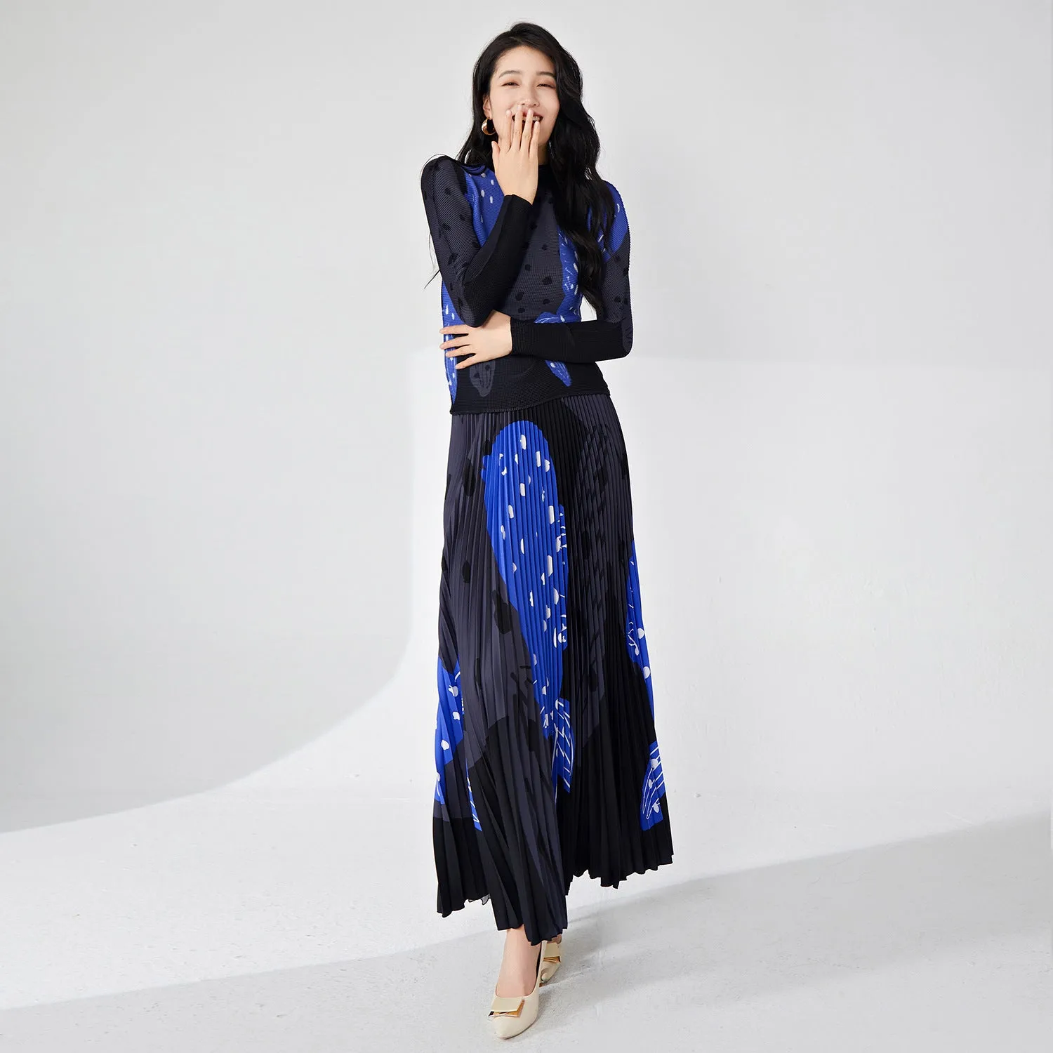 2025 Spring wear suit fashionable high-end women's clothing temperament printed slim-fitting long-sleeved top pleated skirt two-piece set