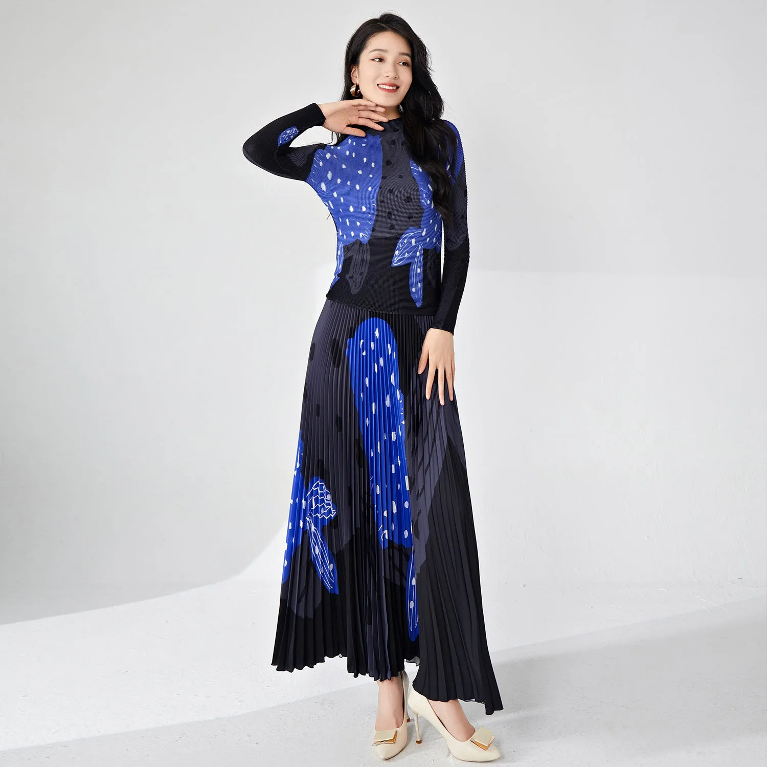 2025 Spring wear suit fashionable high-end women's clothing temperament printed slim-fitting long-sleeved top pleated skirt two-piece set