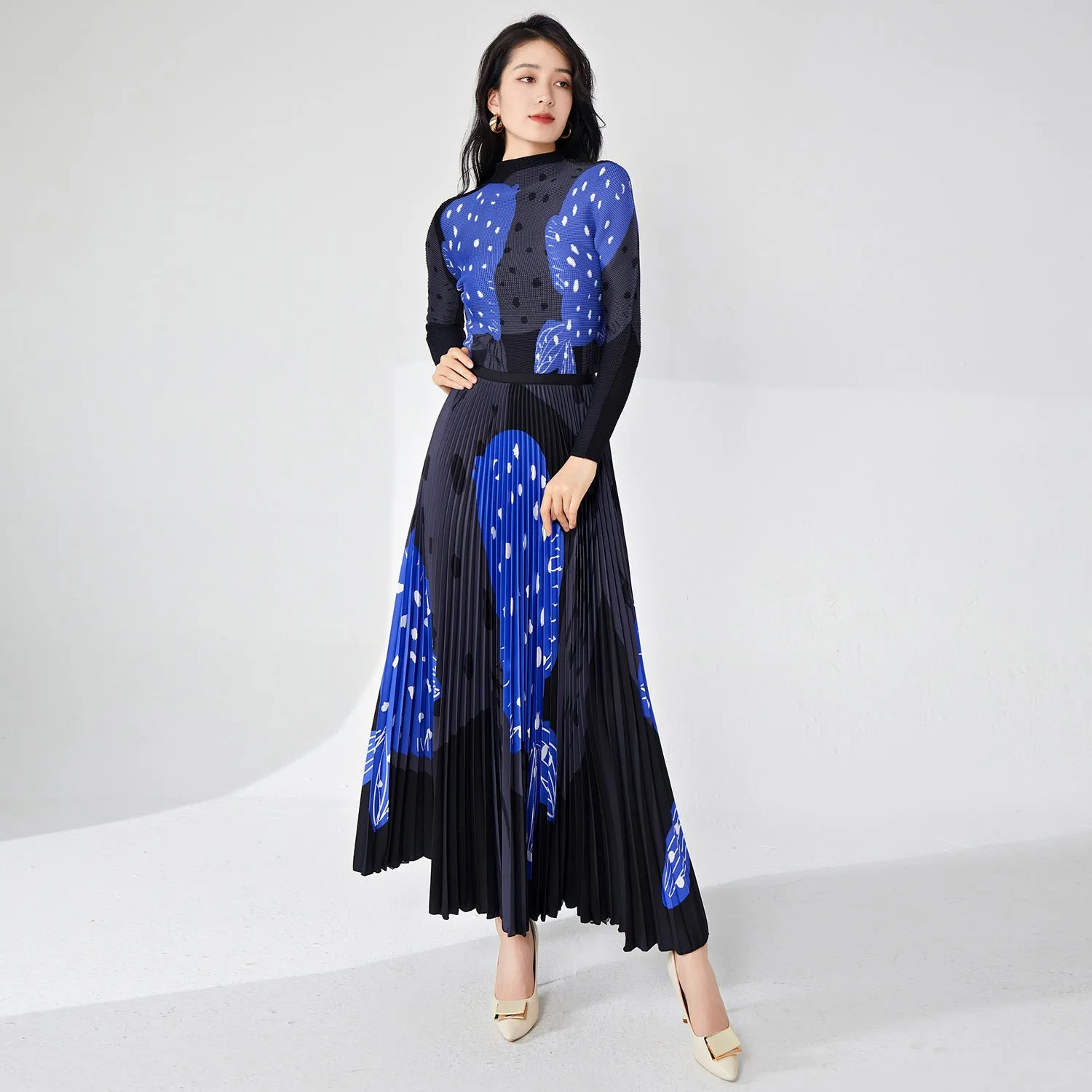 2025 Spring wear suit fashionable high-end women's clothing temperament printed slim-fitting long-sleeved top pleated skirt two-piece set