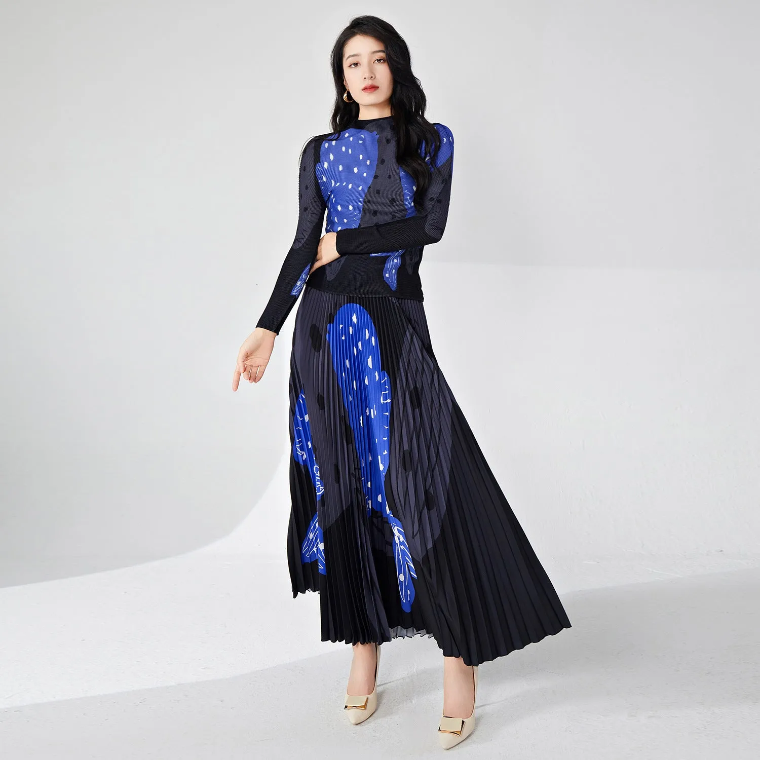 2025 Spring wear suit fashionable high-end women's clothing temperament printed slim-fitting long-sleeved top pleated skirt two-piece set