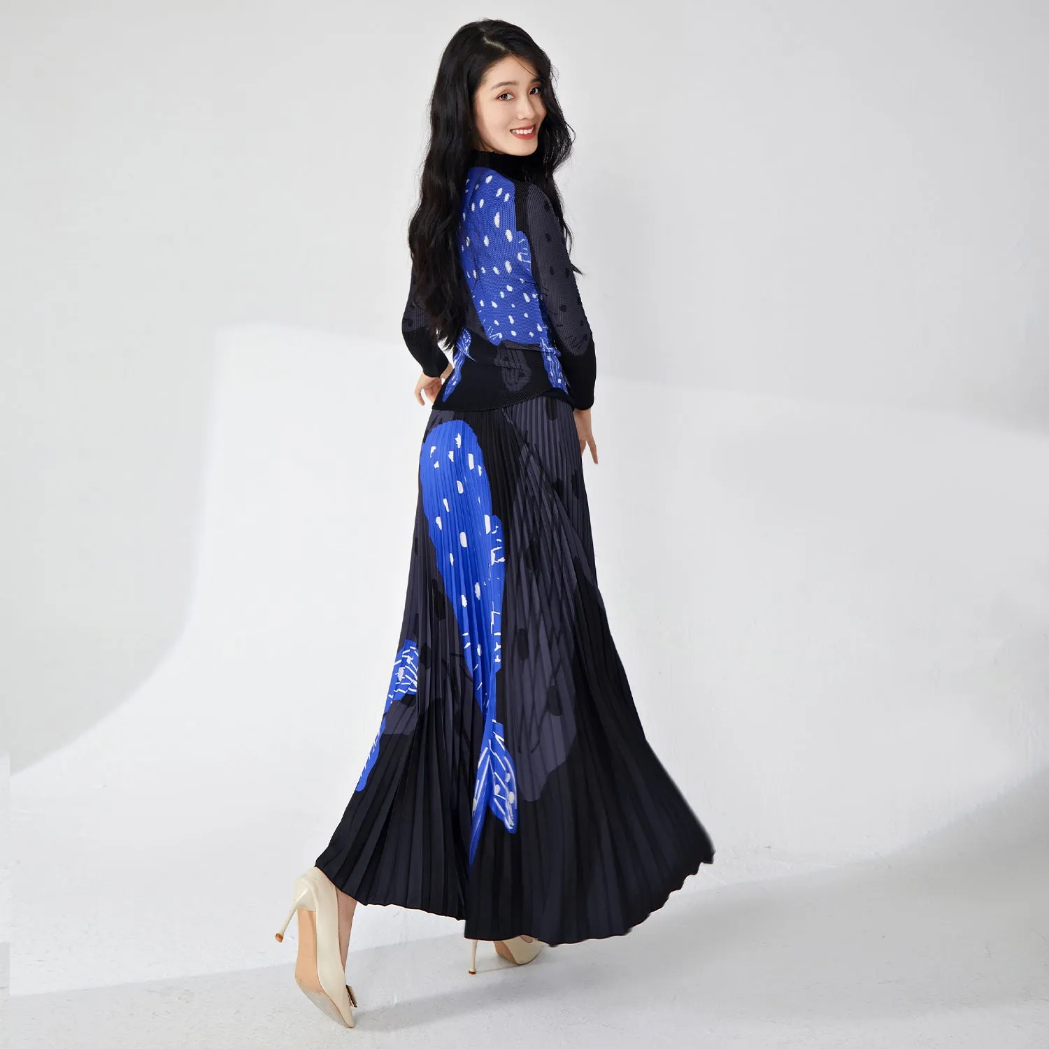 2025 Spring wear suit fashionable high-end women's clothing temperament printed slim-fitting long-sleeved top pleated skirt two-piece set