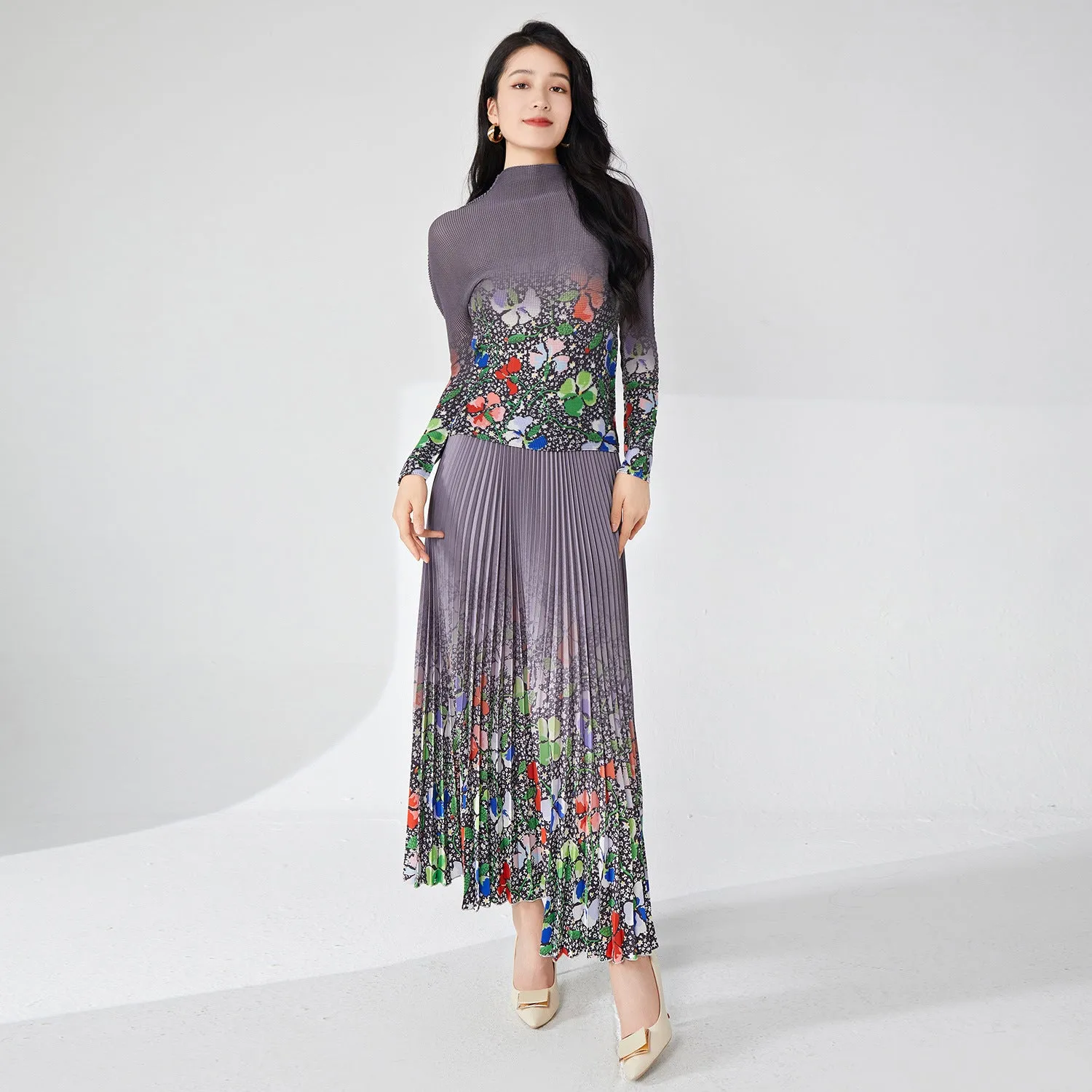 2025 Wear women's clothing in early spring, suit, printed temperament, slim-fitting elastic T-shirt, drape pleated skirt, two-piece set of Popular style