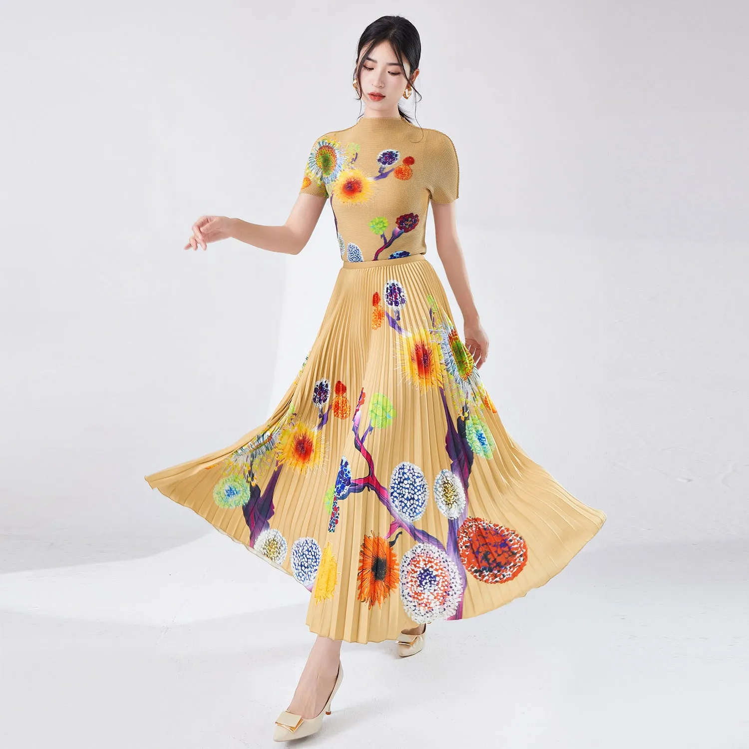2025 Women's clothing spring and summer wear a complete set of high-end printed slim-fit T-shirt big pendulum skirt pleated two-piece set