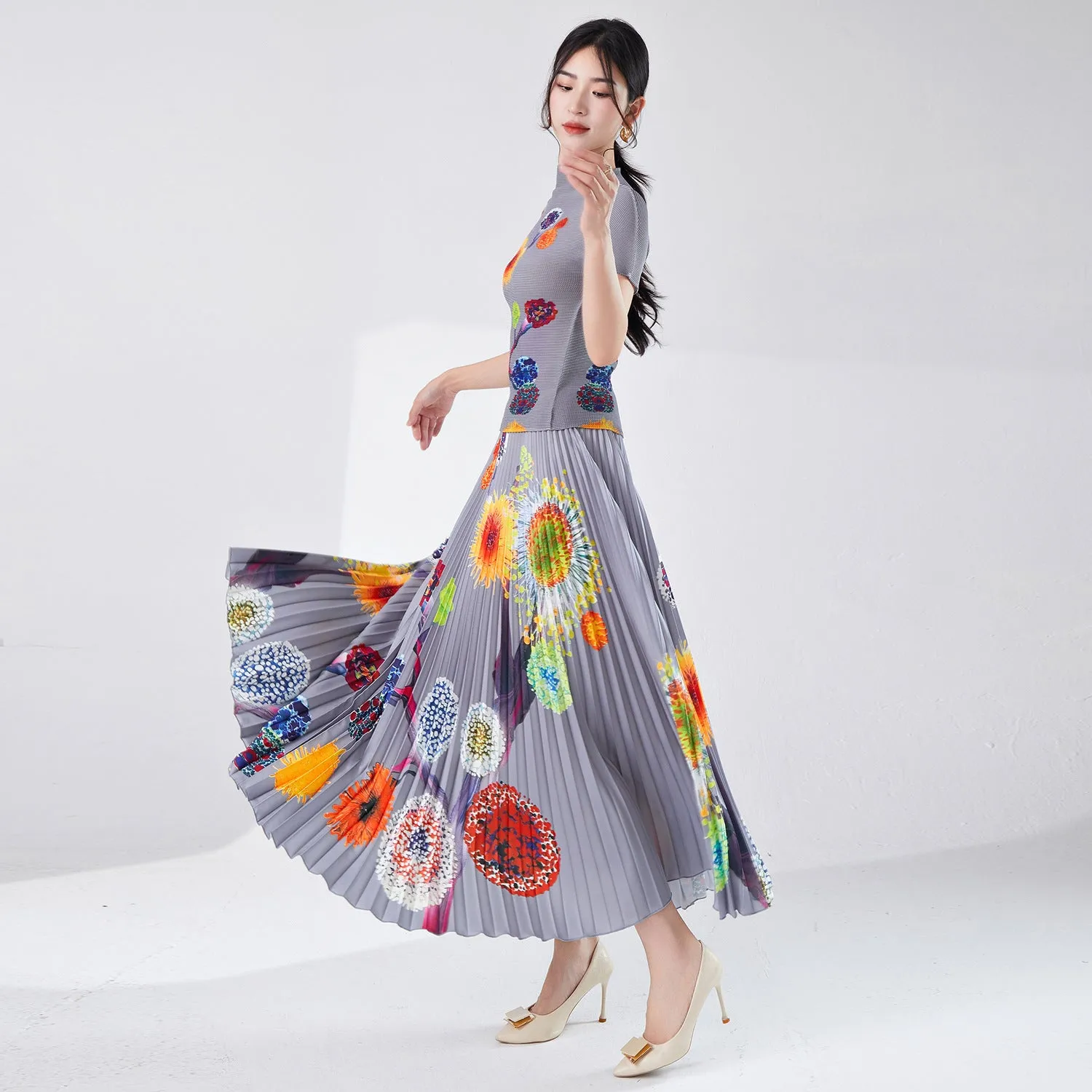 2025 Women's clothing spring and summer wear a complete set of high-end printed slim-fit T-shirt big pendulum skirt pleated two-piece set