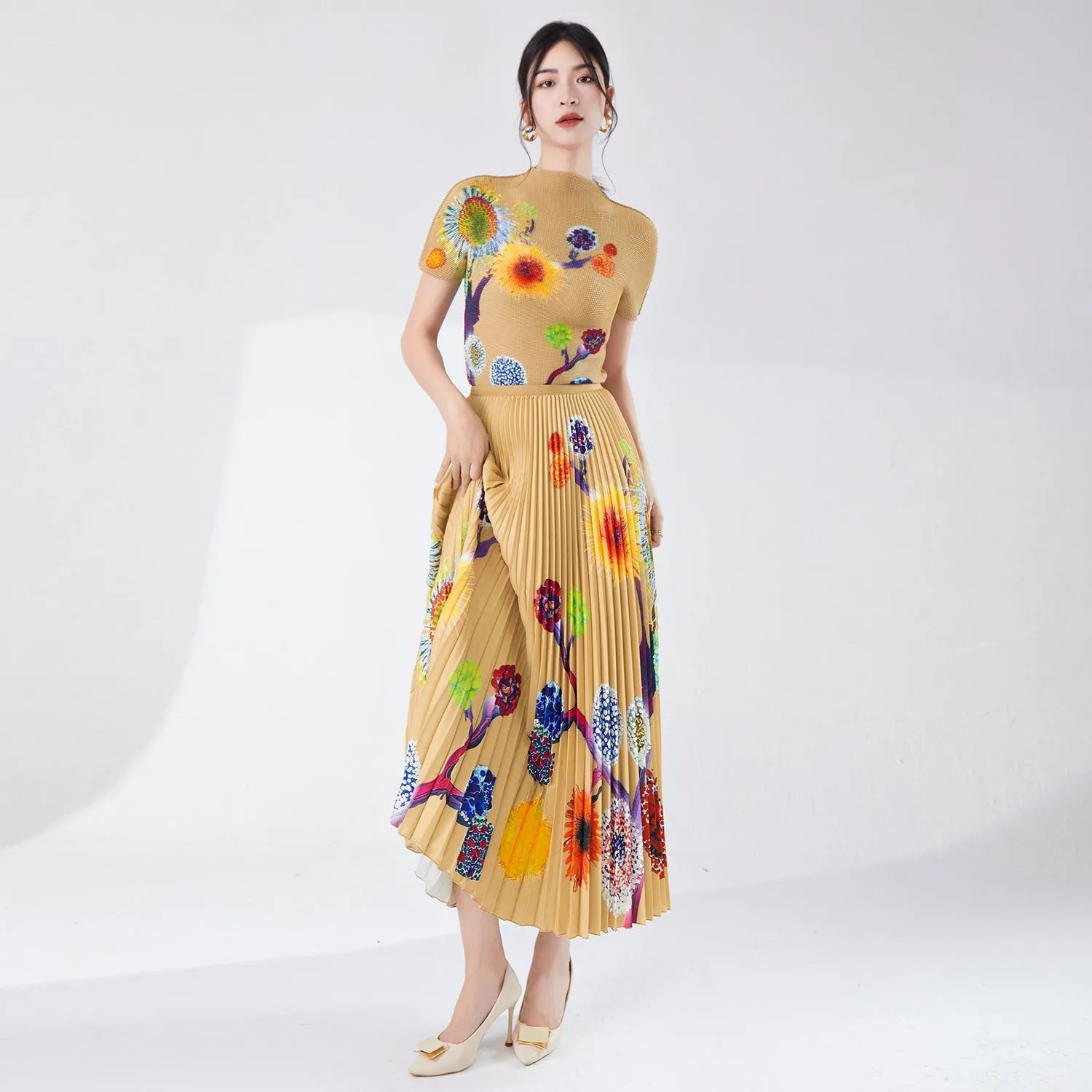 2025 Women's clothing spring and summer wear a complete set of high-end printed slim-fit T-shirt big pendulum skirt pleated two-piece set