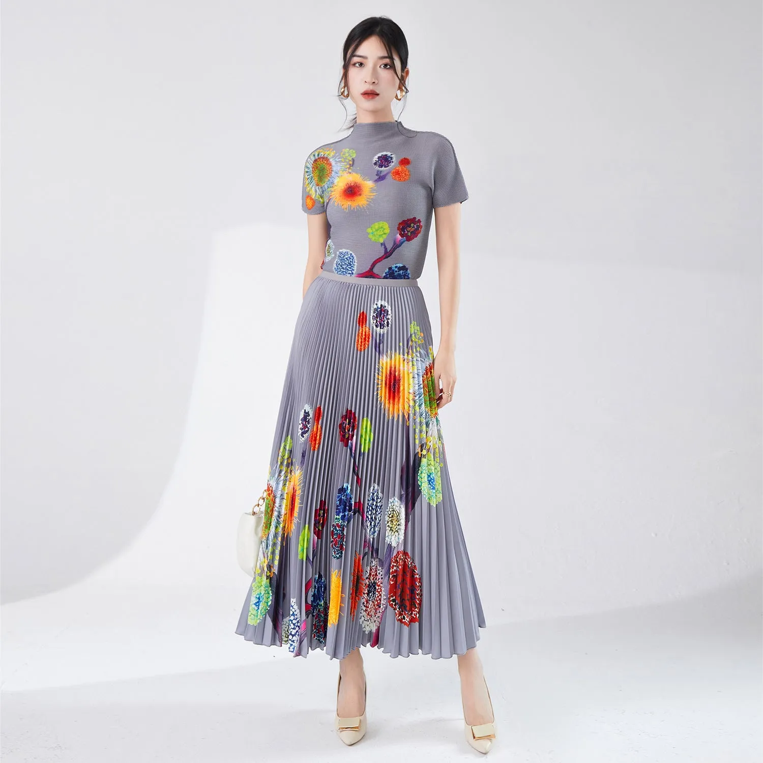 2025 Women's clothing spring and summer wear a complete set of high-end printed slim-fit T-shirt big pendulum skirt pleated two-piece set